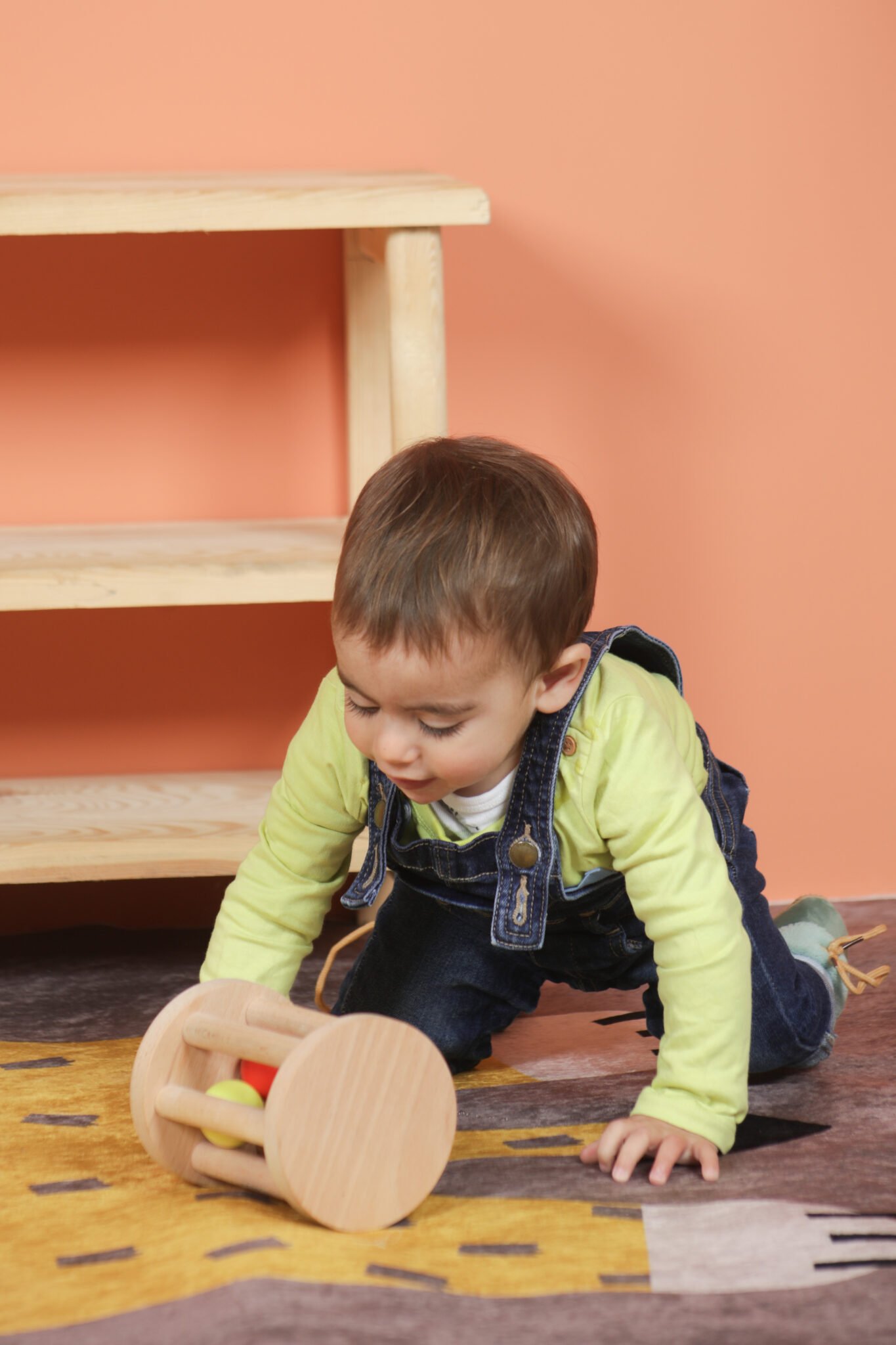 bebe manipule hochet cylindre montessori